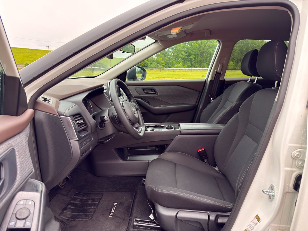 Used 2023 Nissan Rogue S AWD/4WD image 2
