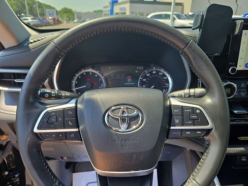 Used 2023 Toyota Highlander XLE AWD/4WD image 21
