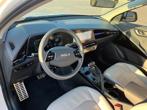 Used 2024 Kia Niro EX Touring FWD image 12
