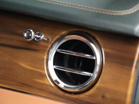 Certified 2021 Bentley Bentayga AWD/4WD image 32