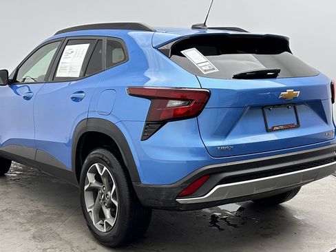 Used 2025 Chevrolet Trax LT FWD image 4