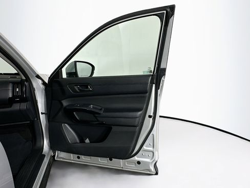 Used 2024 Nissan Pathfinder SV image 32