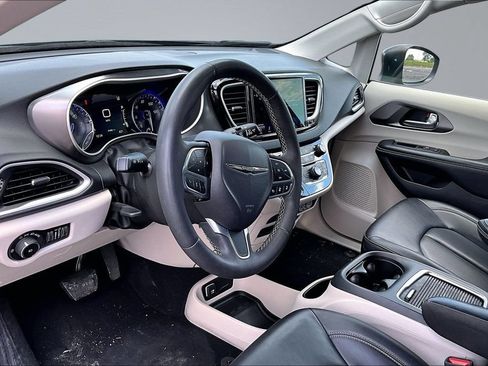 Used 2023 Chrysler Pacifica Touring-L FWD image 14