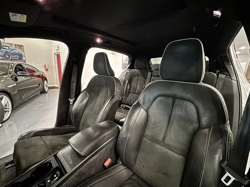Used 2020 Volvo XC40 T4 R-Design FWD image 11
