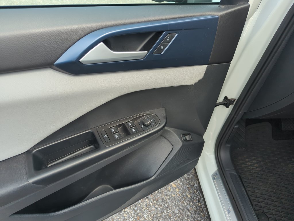 Used 2023 Volkswagen Taos SE w/ Panoramic Sunroof Package FWD image 19