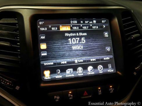 Used 2017 Jeep Cherokee Overland w/ Technology Group AWD/4WD image 19