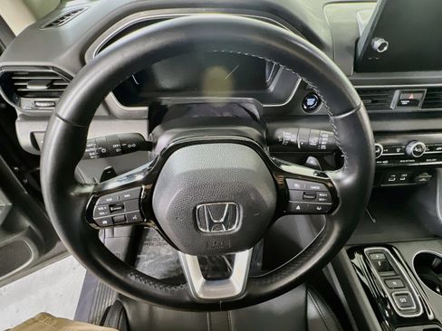 Used 2023 Honda Pilot Touring image 11