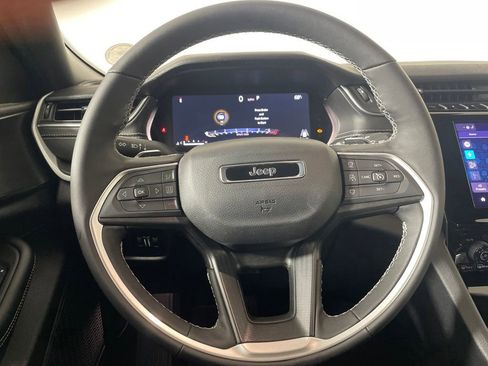 Certified 2025 Jeep Grand Cherokee Altitude AWD/4WD image 12