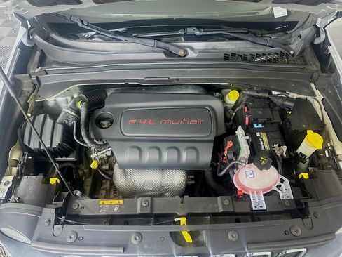 Used 2016 Jeep Renegade Latitude FWD image 32