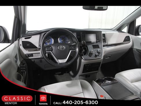 Used 2018 Toyota Sienna XLE Premium AWD/4WD image 6