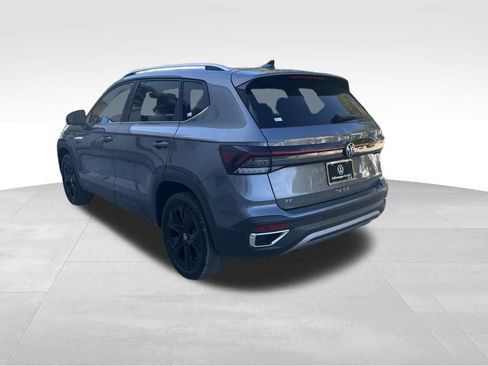 New 2026 Volkswagen Taos SE image 3