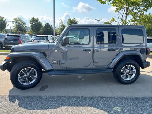 Used 2018 Jeep Wrangler Unlimited Sahara w/ Dual Top Group AWD/4WD image 5