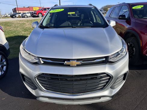 Used 2022 Chevrolet Trax LT w/ LT Convenience Package image 7