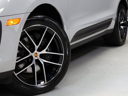 Used 2025 Porsche Macan w/ Premium Package Plus AWD/4WD image 18