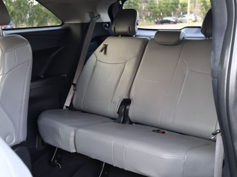 Used 2025 Toyota Sienna XLE FWD image 17