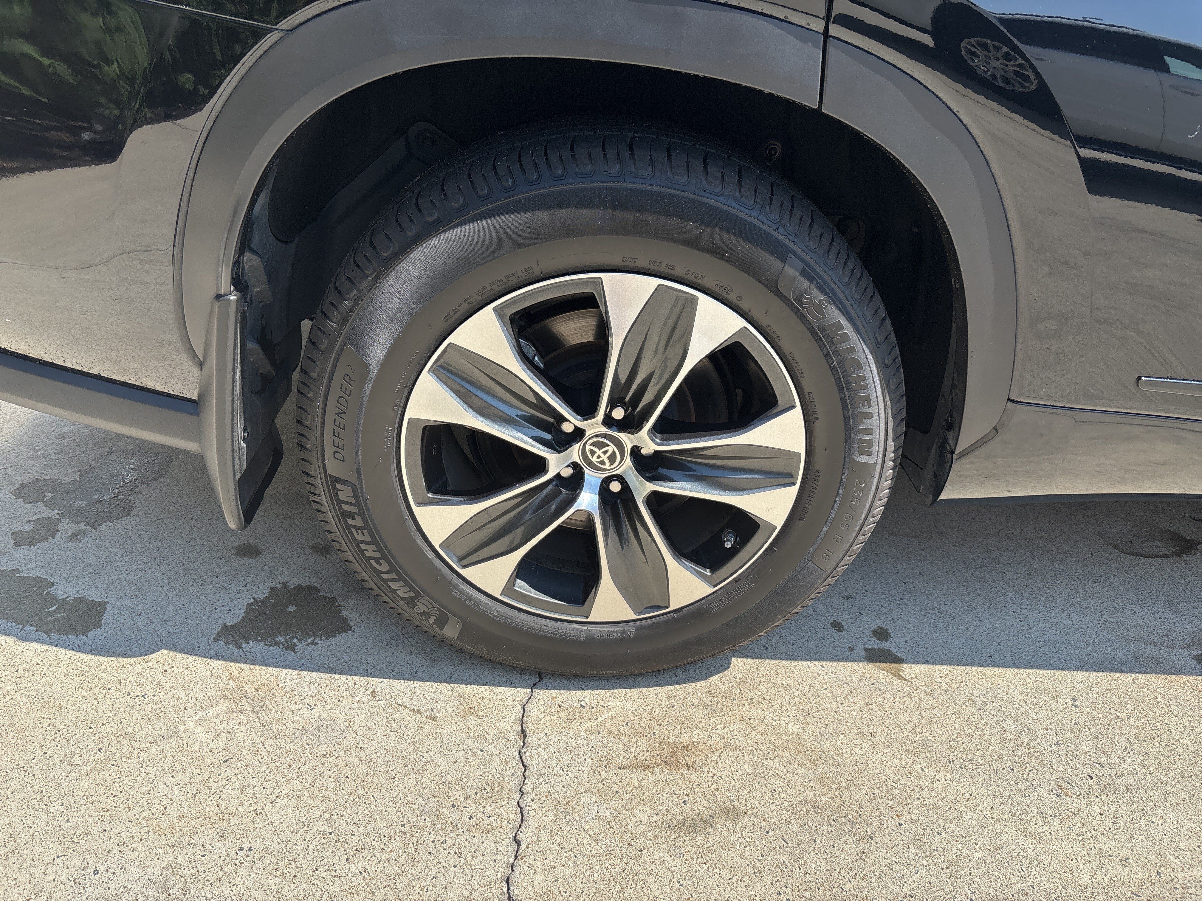Used 2020 Toyota Highlander XLE AWD/4WD image 34