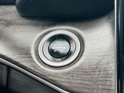 Used 2024 Jeep Grand Cherokee L Limited w/ Black Appearance Package image 35