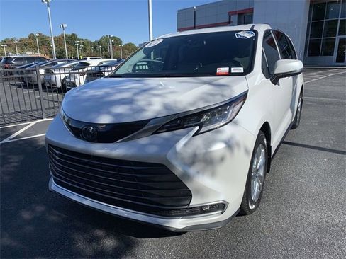 Certified 2023 Toyota Sienna Limited image 4