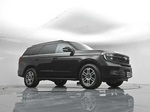 Used 2025 Ford Expedition Active RWD image 3