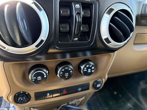 Used 2012 Jeep Wrangler Unlimited Rubicon w/ Connectivity Group AWD/4WD image 25