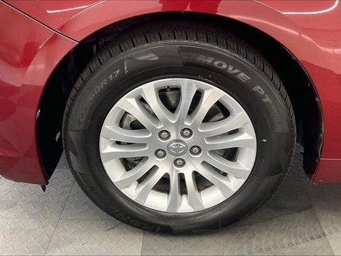 Used 2017 Toyota Sienna XLE Premium w/ Cargo Management Package FWD image 8