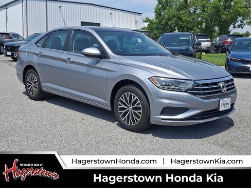 Used 2020 Volkswagen Jetta SE w/ SE Cold Weather Package FWD image 1