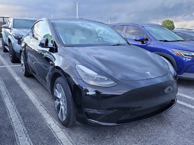 Used 2024 Tesla Model Y Long Range AWD/4WD image 3