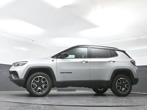 Used 2025 Jeep Compass Trailhawk AWD/4WD image 55