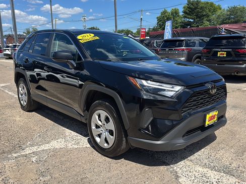 Used 2024 Toyota RAV4 LE AWD/4WD image 4