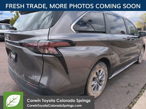 Used 2024 Toyota Sienna LE w/ LE Plus Package AWD/4WD image 4