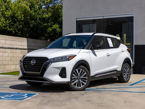 Used 2024 Nissan Kicks SR FWD image 3