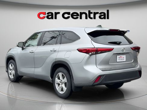 Used 2023 Toyota Highlander LE AWD/4WD image 3