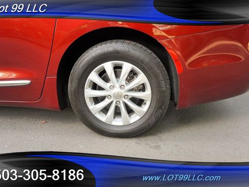 Used 2017 Chrysler Pacifica Touring-L FWD image 4