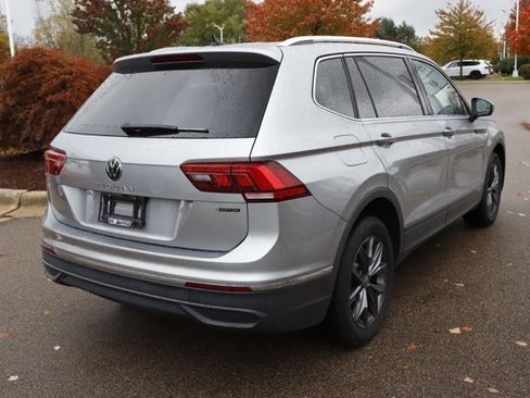 Used 2022 Volkswagen Tiguan SE w/ Panoramic Sunroof Package image 3