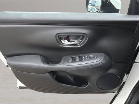 Used 2023 Honda HR-V LX image 17