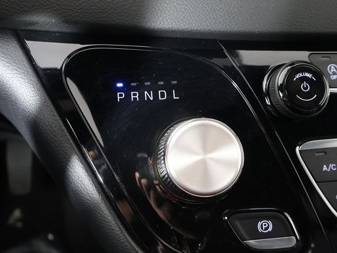 Used 2025 Chrysler Pacifica Select image 45