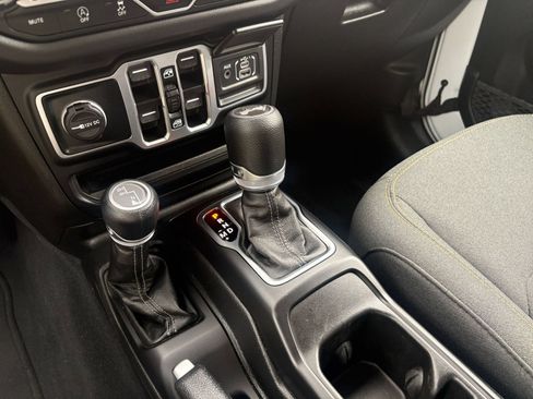 Used 2025 Jeep Wrangler Unlimited Sahara AWD/4WD image 37