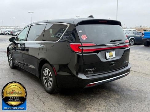 Used 2022 Chrysler Pacifica Touring-L w/ Uconnect Theater Family Group image 6