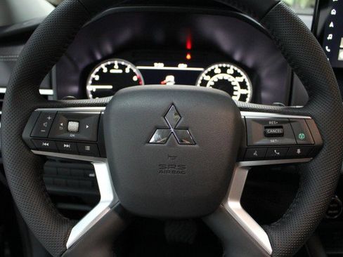 New 2025 Mitsubishi Outlander SE image 8