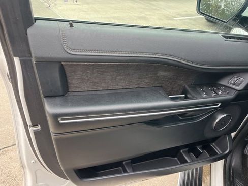 Used 2021 Ford Expedition Limited image 11