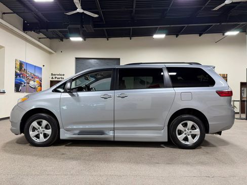 Used 2015 Toyota Sienna LE image 15