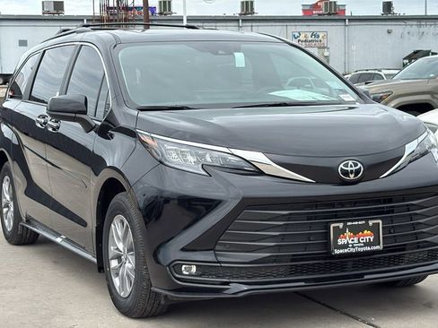New 2026 Toyota Sienna XLE FWD image 7