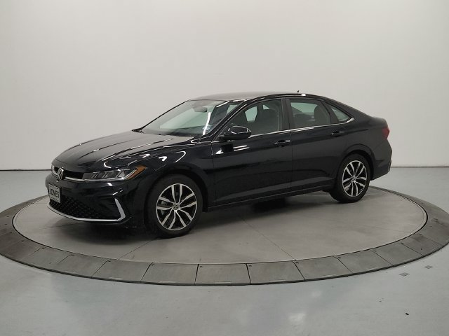Used 2025 Volkswagen Jetta SE FWD image 4