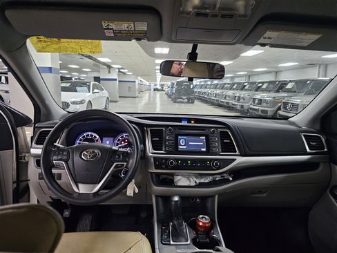 Used 2015 Toyota Highlander LE image 9