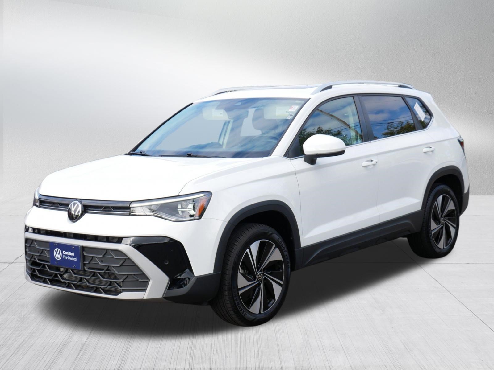 Certified 2025 Volkswagen Taos SE w/ Panoramic Sunroof Package AWD/4WD image 3