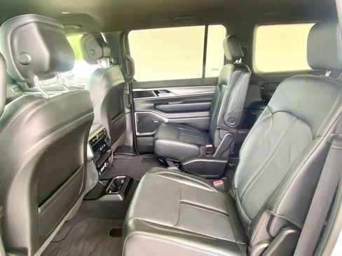 Used 2025 Jeep Wagoneer L Series II AWD/4WD image 18