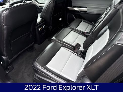 Used 2022 Ford Explorer XLT w/ XLT Sport Appearance Package AWD/4WD image 15