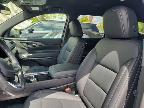 Used 2025 Chevrolet Traverse LT image 9