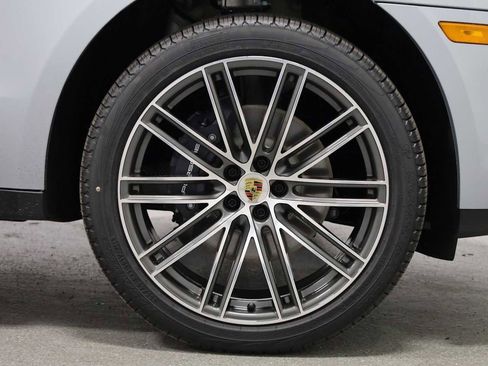 Certified 2026 Porsche Macan image 12