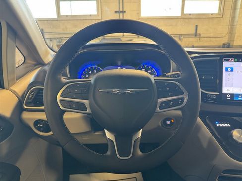 Used 2024 Chrysler Pacifica Touring-L image 15